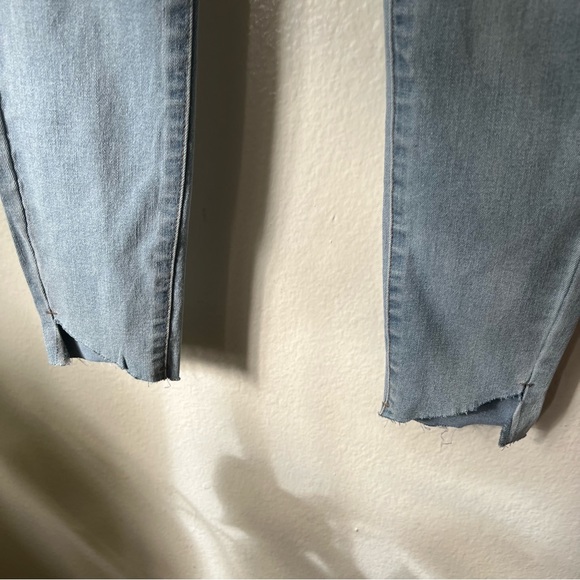 Lulus | Perfect For You Light Wash Mid-Rise Cropped Skinny Jeans - Picture 4 of 9